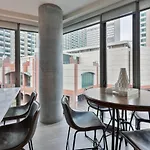 Spacious Apt In Back Bay