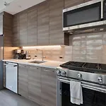 Spacious Apt In Back Bay