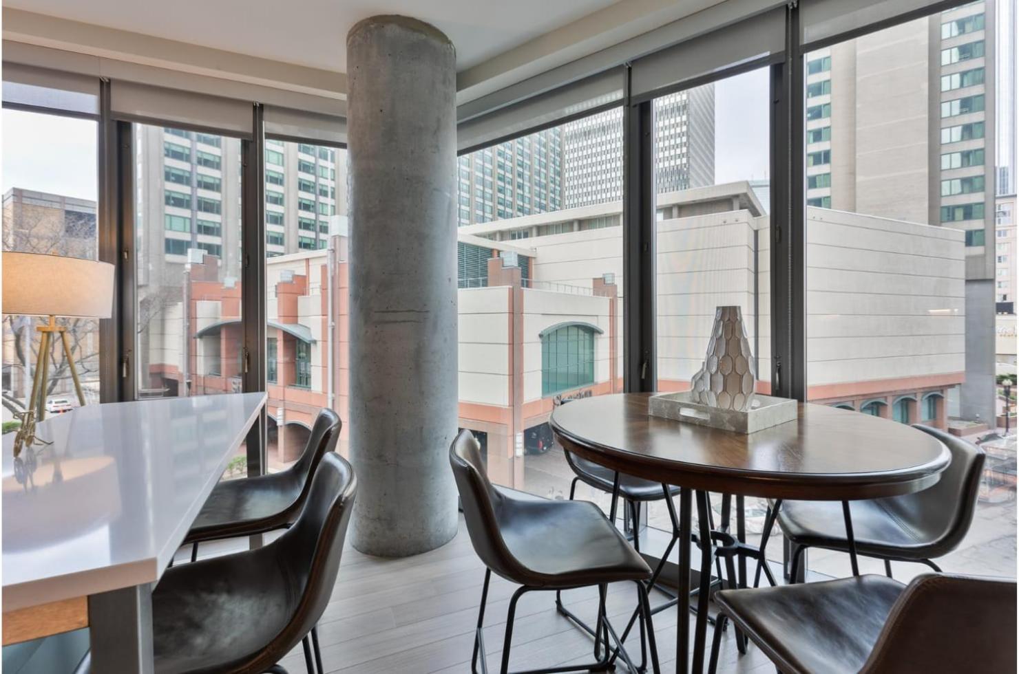 Spacious In Back Bay Apartment