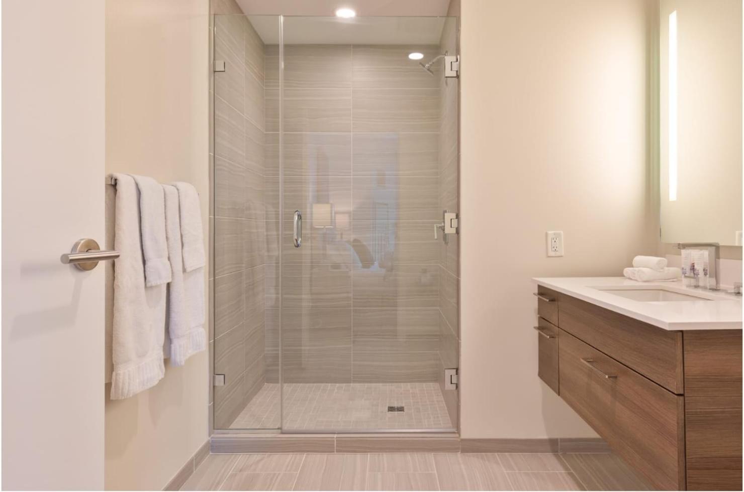 Spacious In Back Bay Apartment *