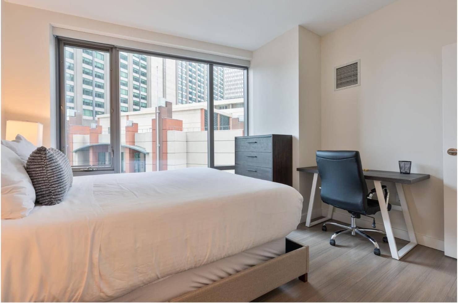 Spacious In Back Bay Apartment *