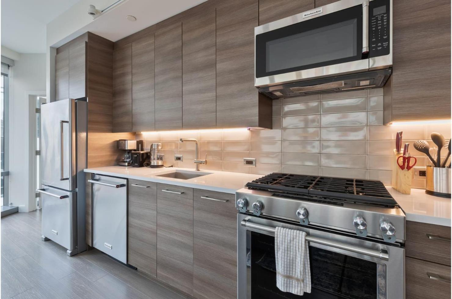 Spacious In Back Bay Apartment *